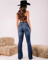 Calça jeans flare cintura média com cinto