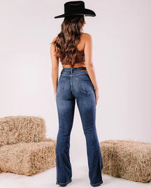 Calça jeans flare cintura média com cinto